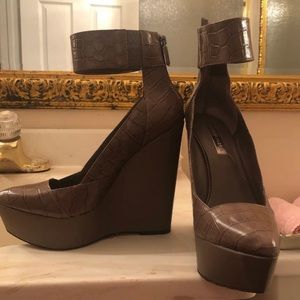 bcbgmaxazria green/brown wedge